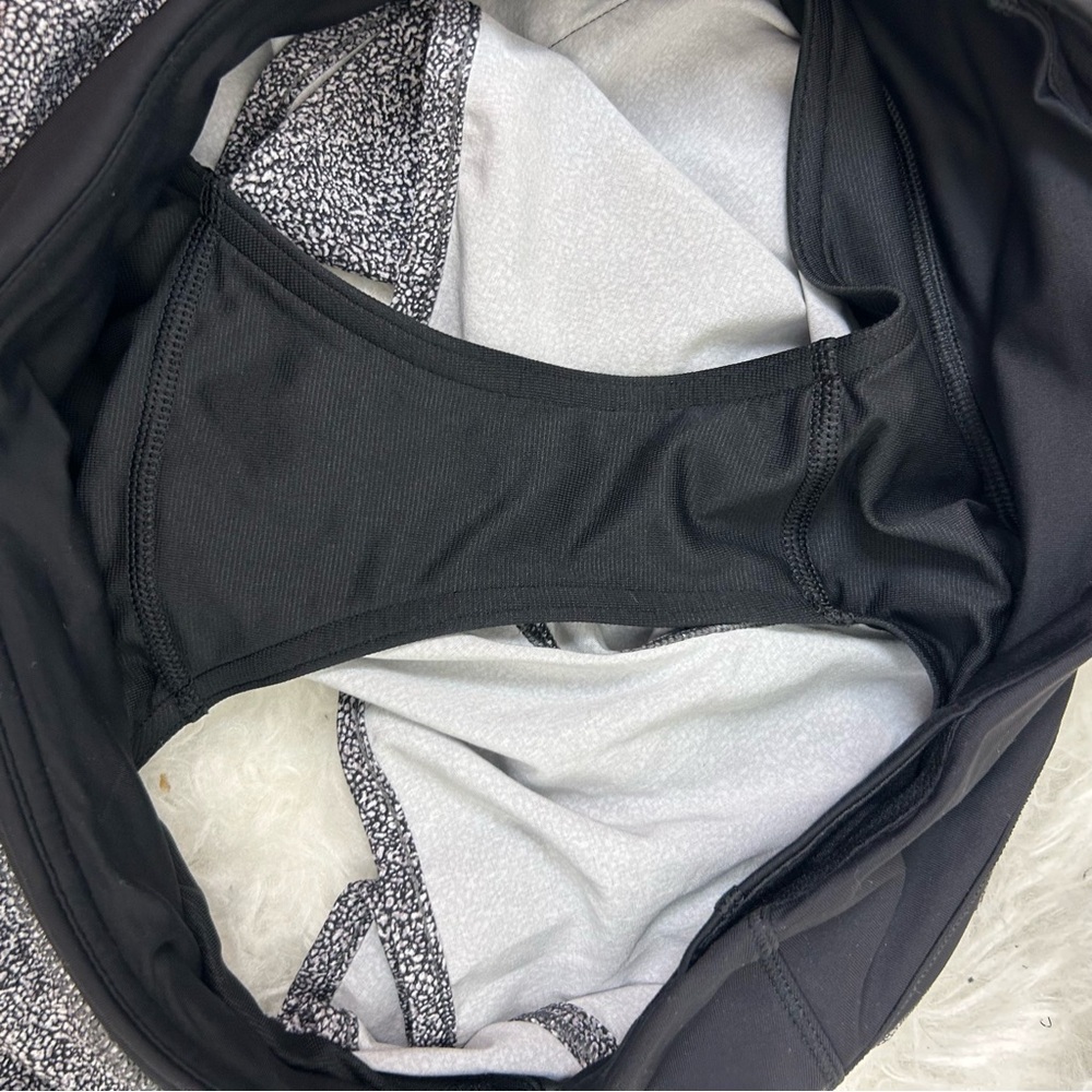 Lululemon Run Times Shorts 4-way stretch 4" size: 6 - Picture 12 of 13